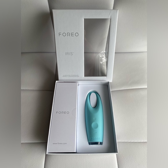FOREO Iris Illuminating Eye Massager - Picture 2 of 7